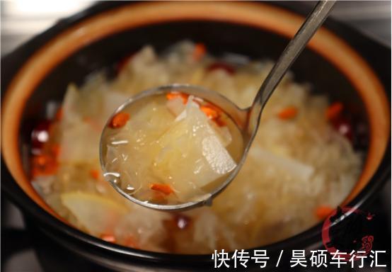 把白萝卜和梨放入滚烫的热水中，没想到这么厉害，这下长见识了