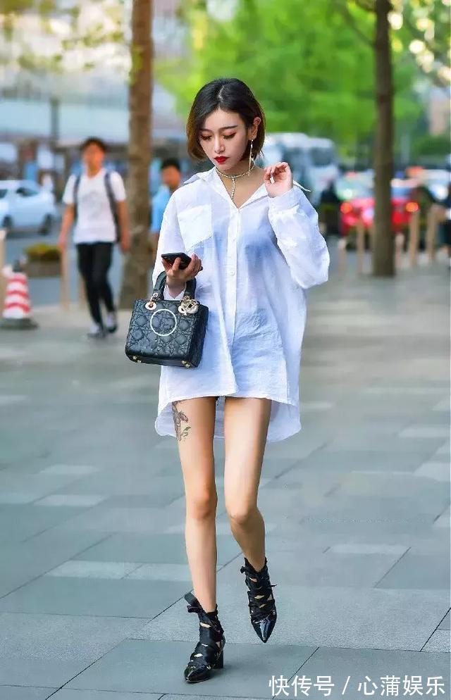 连衣裙|街拍小姐姐一身白色的服装搭配高腰的短裤，尽显时尚魅力