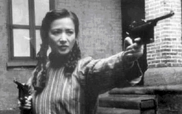 老太婆|她是双枪老太婆原型,隐姓埋名做清洁工,30多年后才得知身份