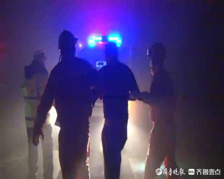 消防|大雾天一半挂车撞到路边民房致司机被困，德州消防紧急救援