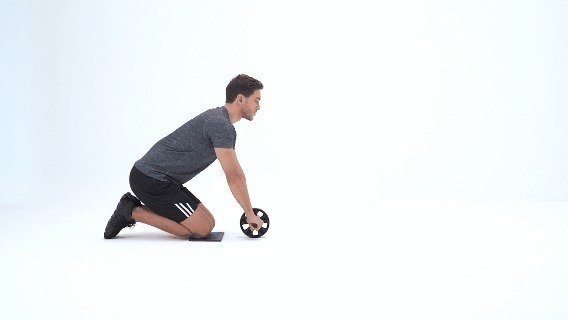 锻炼|想要练出强悍的核心力量，不要错过了健腹轮，同时刺激全身肌肉