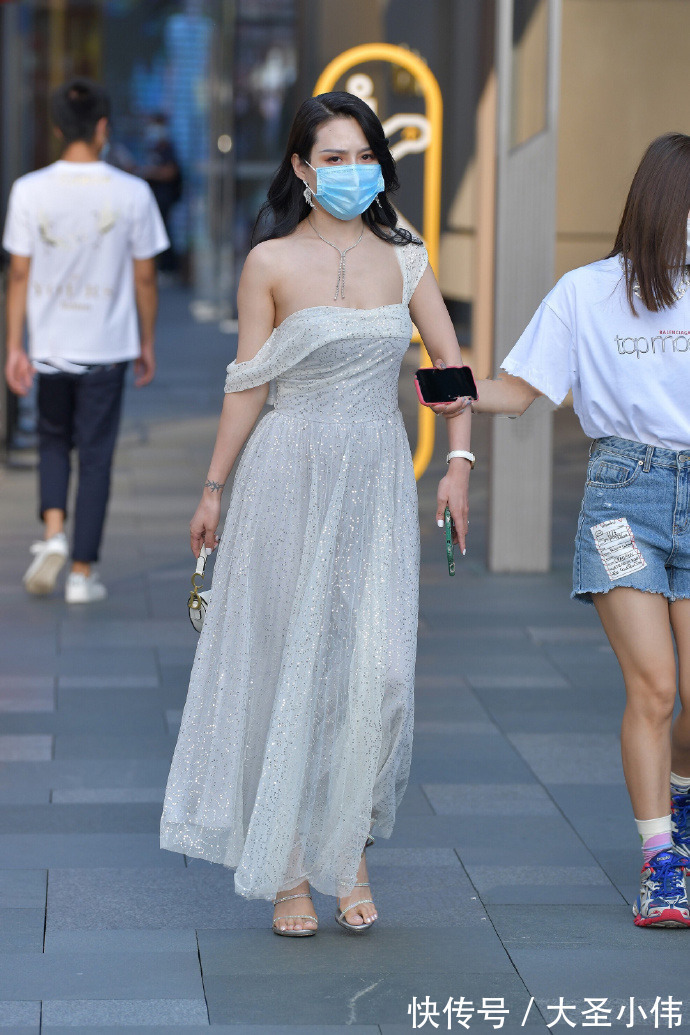 穿法 美女街拍:又火了一种穿法,叫“肩带扯一半”,时髦又撩人