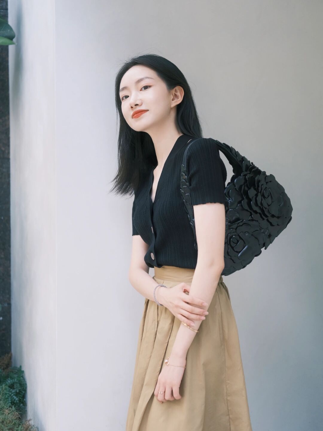 搭配|夏季,如何穿出气质女神范,针织衫搭配半身裙简约高级,清爽干练