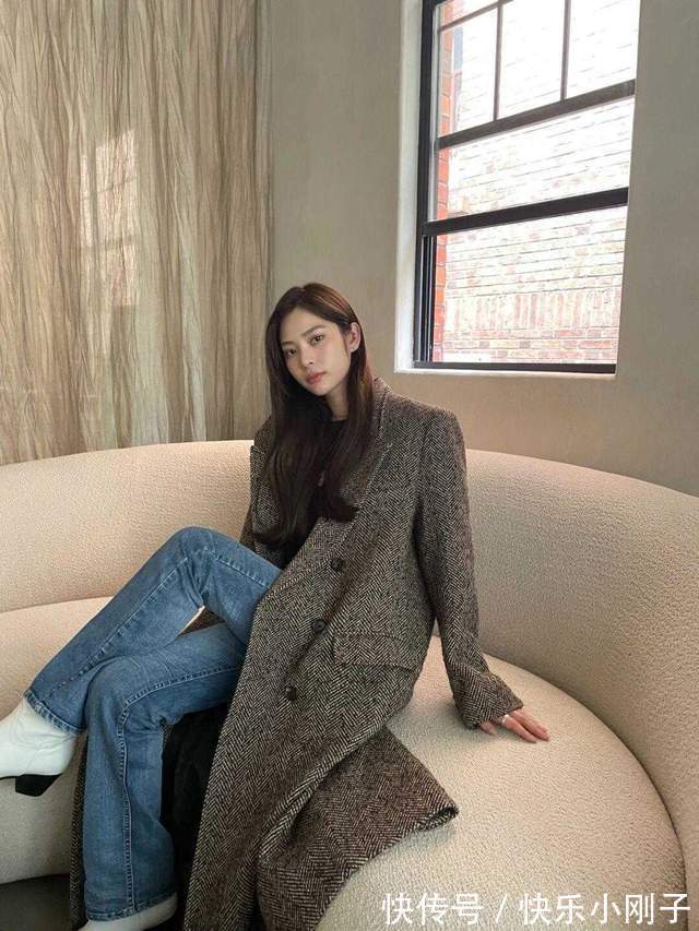 搭配|秋季少不了的风衣,风衣搭配牛仔裤高级洋气,照着穿想不好看都难