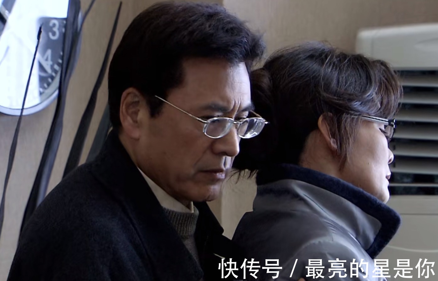 双面胶|《双面胶》原著“第一次没被掐死”的胡丽鹃遇恶,请“服软”