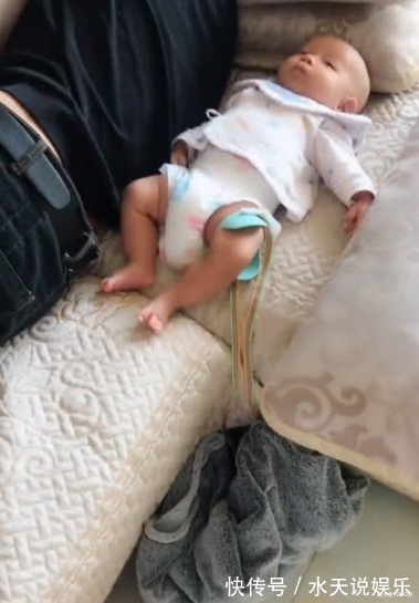 元气满满|爸爸带孩子,竟在沙发上睡着了,网友笑喷爸爸担心自己掉地上