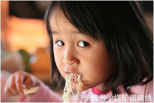 表哥|6岁双胞胎“积食”发育慢,提醒各位家长:3种食物少给孩子吃