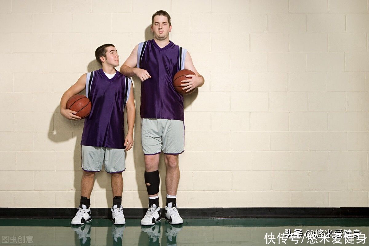 肱二头肌|美国肌肉帅哥身高2米，杠铃深蹲180公斤，4个动作提升手臂围度