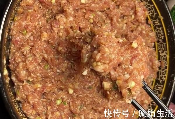 自制香肠，选料精良、干净，吃起来放心，今天分享一道蒜香红肠