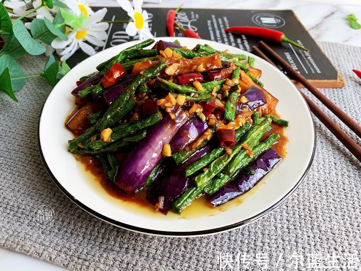 这两样素菜一起炒，实在太鲜香了，难怪女儿爱吃，比吃肉都香