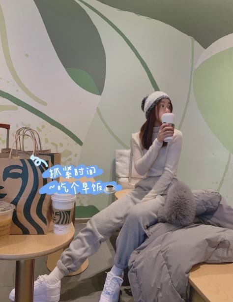 张子萱秀机场美照，踩着座椅凹造型，一个举动让她避免了争议