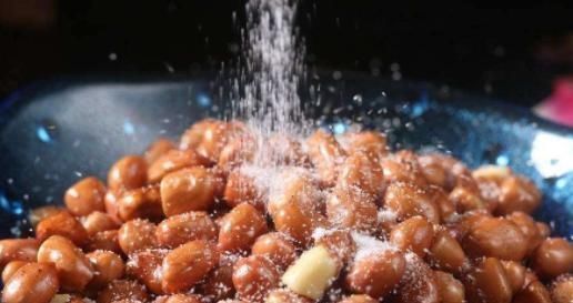 多此一举|老公炸花生米还要先烤烤,以为多此一举,出锅后就我吃最多