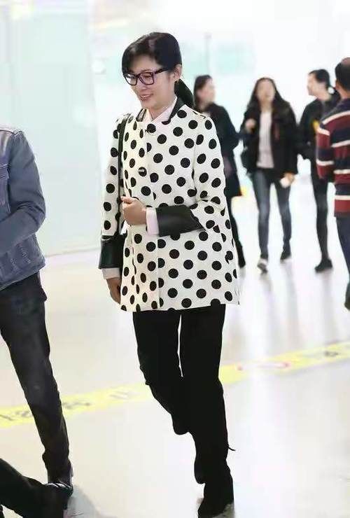  教科书|周涛素颜也很美，波点上衣配烟管裤时髦洋气，中年女人穿搭教科书
