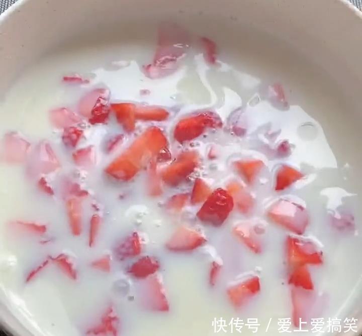 小朋友在家,用草莓,简单几步,轻松做成小吃,香甜爽口,人人爱