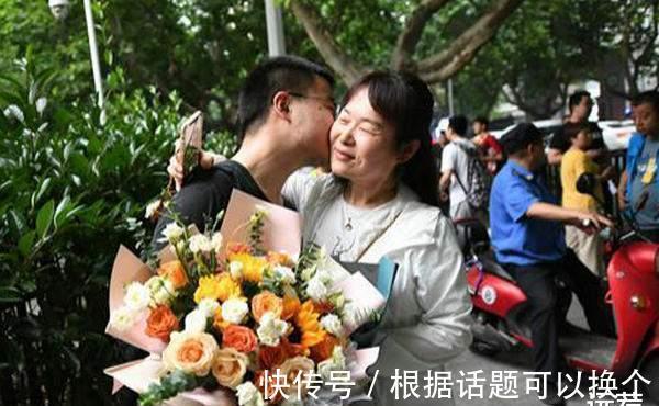 长沙|高考结束后，长沙考生妈妈嘴对嘴亲吻儿子引热议！