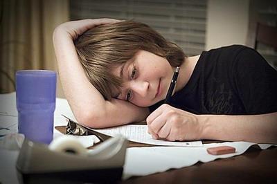 原生家庭|越聪明的孩子越难带,李玫瑾孩子3个“烦人”行为,家长该高兴