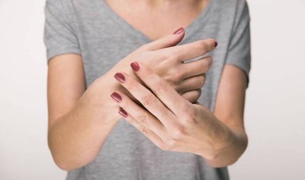 早上起床爱抽烟的人，5个异常出现，或是脑梗登门拜访