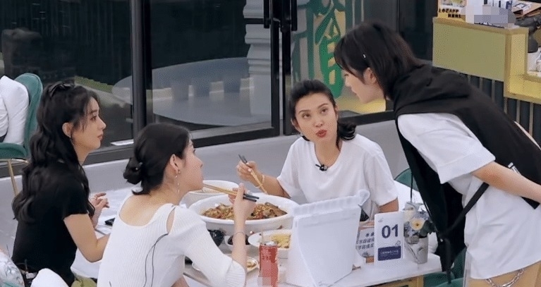 丁真|《中餐廳5》下期營業,黃曉明丁真寧靜仍手忙腳亂,問題有點多