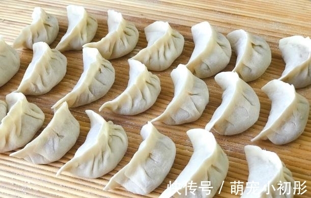 白菜焯水再包馅大错特错，加盐也不对，这种做法最正确，香嫩紧实