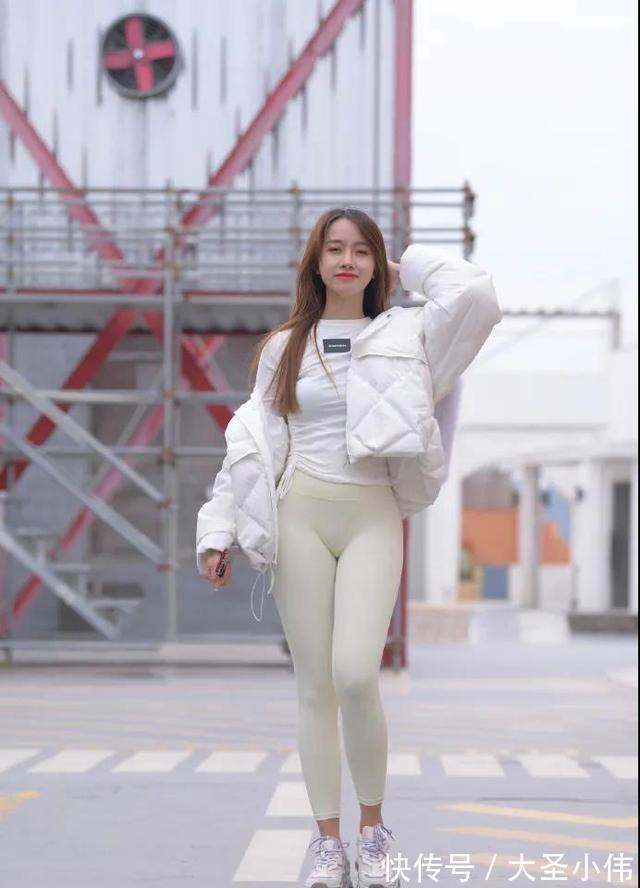 女性 美女街拍:当白色瑜伽裤上身,女生究竟有多好看呢?看看这个吧