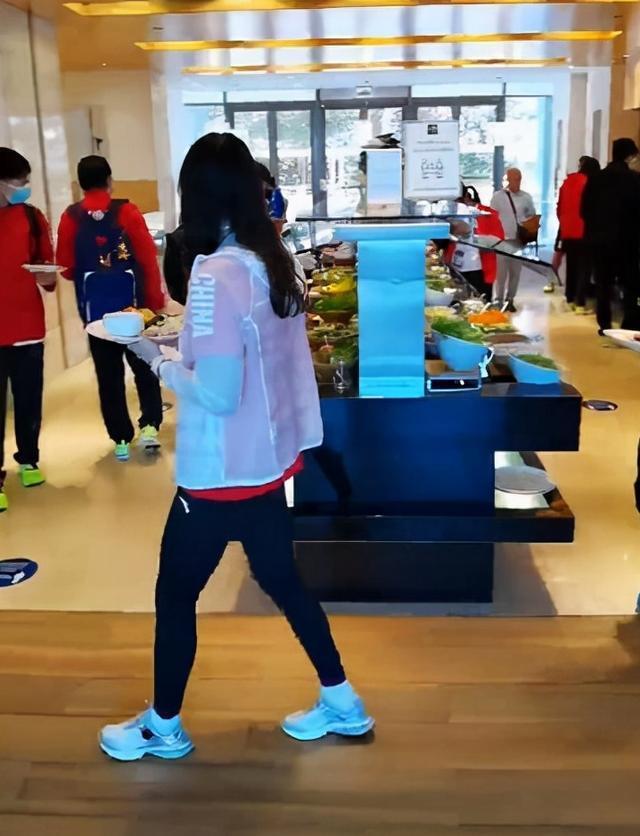 训练|张雨霏训练结束直奔餐厅，汪顺来晚只能默默排队，却不见红姐身影