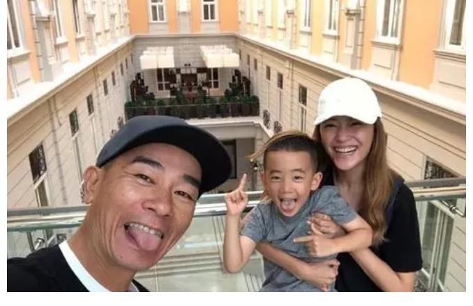 嗯哼看不惯陈小春吃饭坐姿,陈小春:我们穷人家,太子你回房吃去