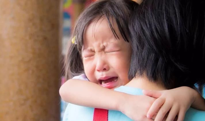 哭闹|当孩子扯着嗓子哭闹时,有一种看似无害的处理方式,实则伤娃最深
