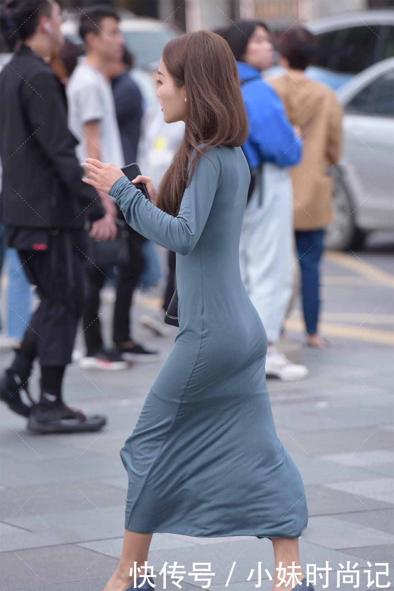 多变|街拍:墨绿色宽松长款连衣裙, 舒适百搭, 风格多变