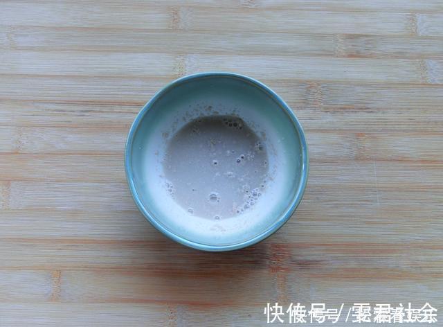 面团|蒸包子时，记得不要只加酵母，面里加2样，包子又白又软又香又甜
