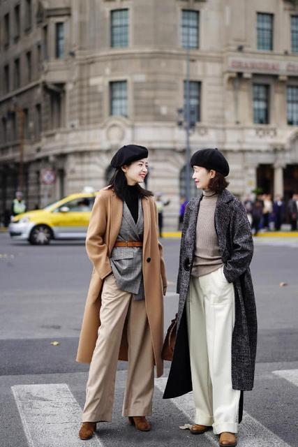 裤腿 女人过了50少穿“小黑裤”,不洋气!今年流行“奶奶裤”,真漂亮