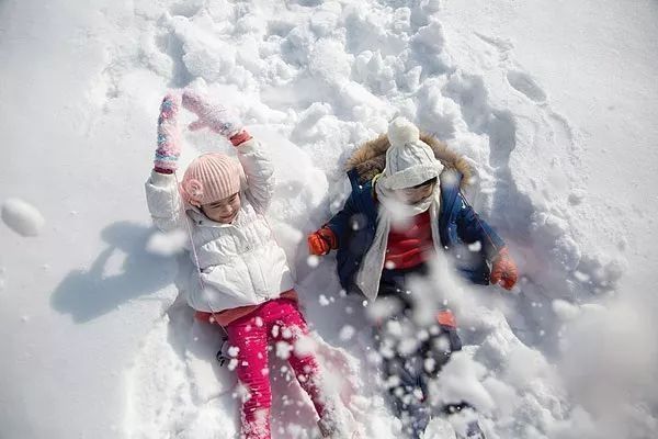 寒冬腊月嬉戏勿随意，儿童“玩雪”注意这两点，冬日里会更HIGH