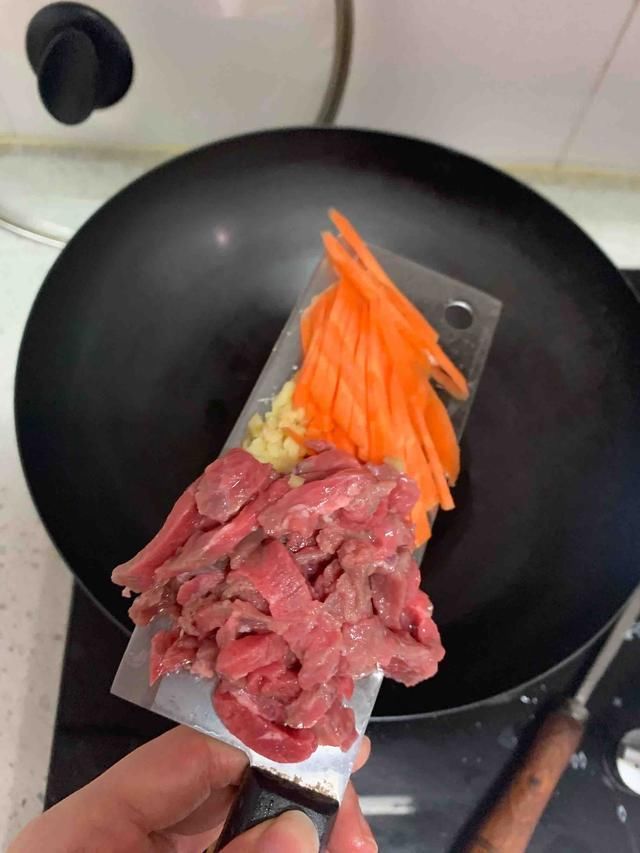 适量|在家做炒面,要是这样炒,面条更劲道,再也不粘锅
