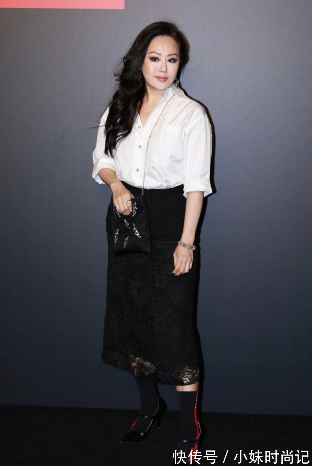 衬衫|58岁章小蕙风采依旧!衬衫配半身裙尽显迷人身姿,看不出年龄感