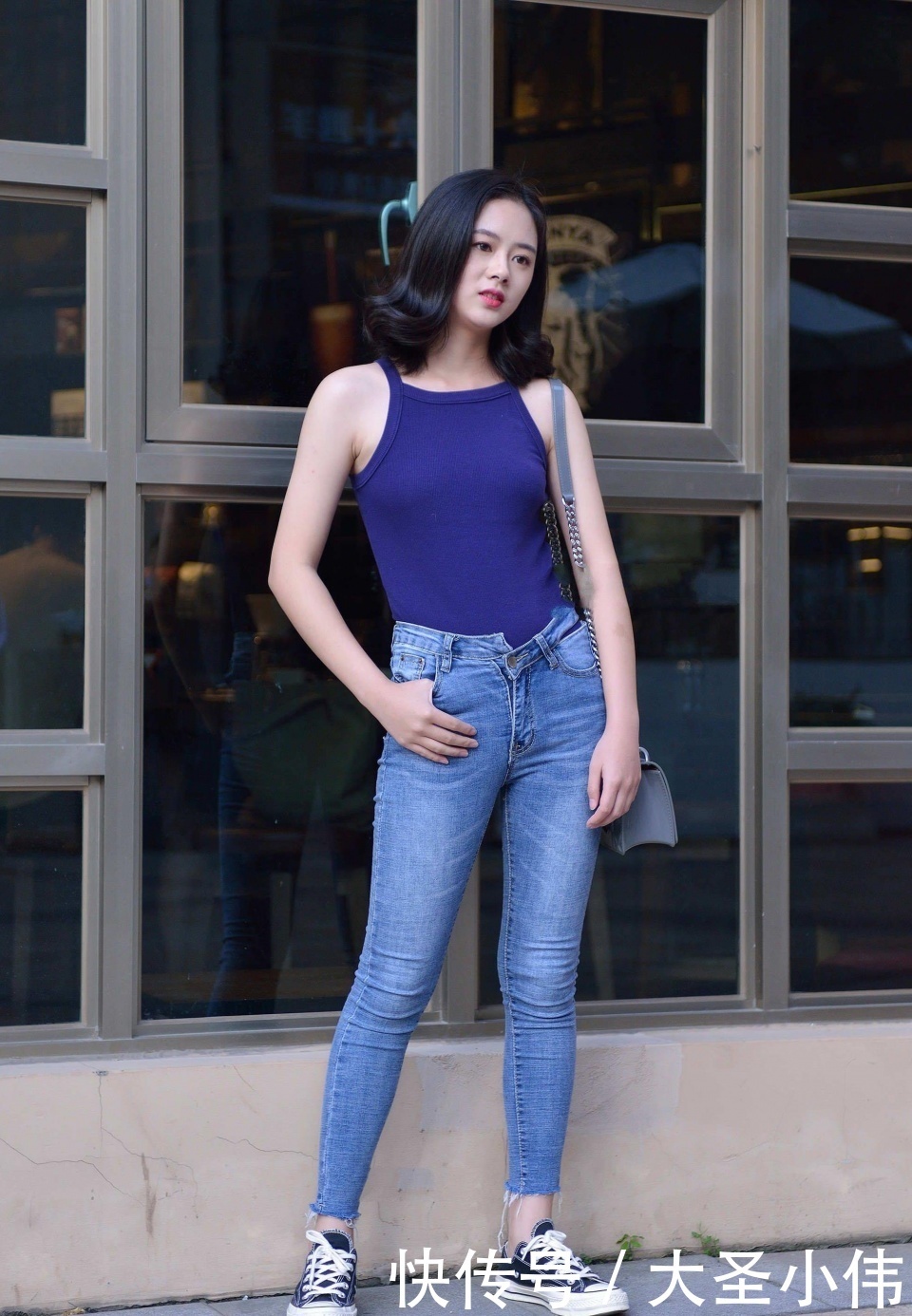 差别|美女街拍:快乐到起飞的小姐姐,一个人逛街腿都酸了,好想过去帮她揉一揉