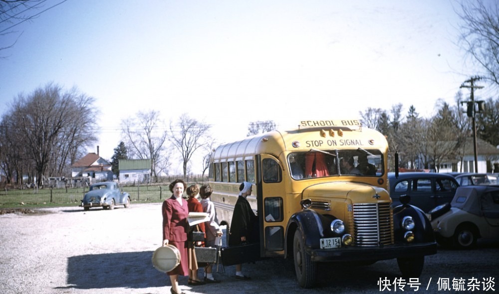 彩色老照片1950年的美国大鼻子的黄色校车