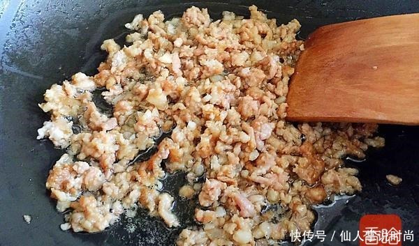 它和金针菇是“黄金搭档”,天冷焖一锅,吃到汤汁都不剩