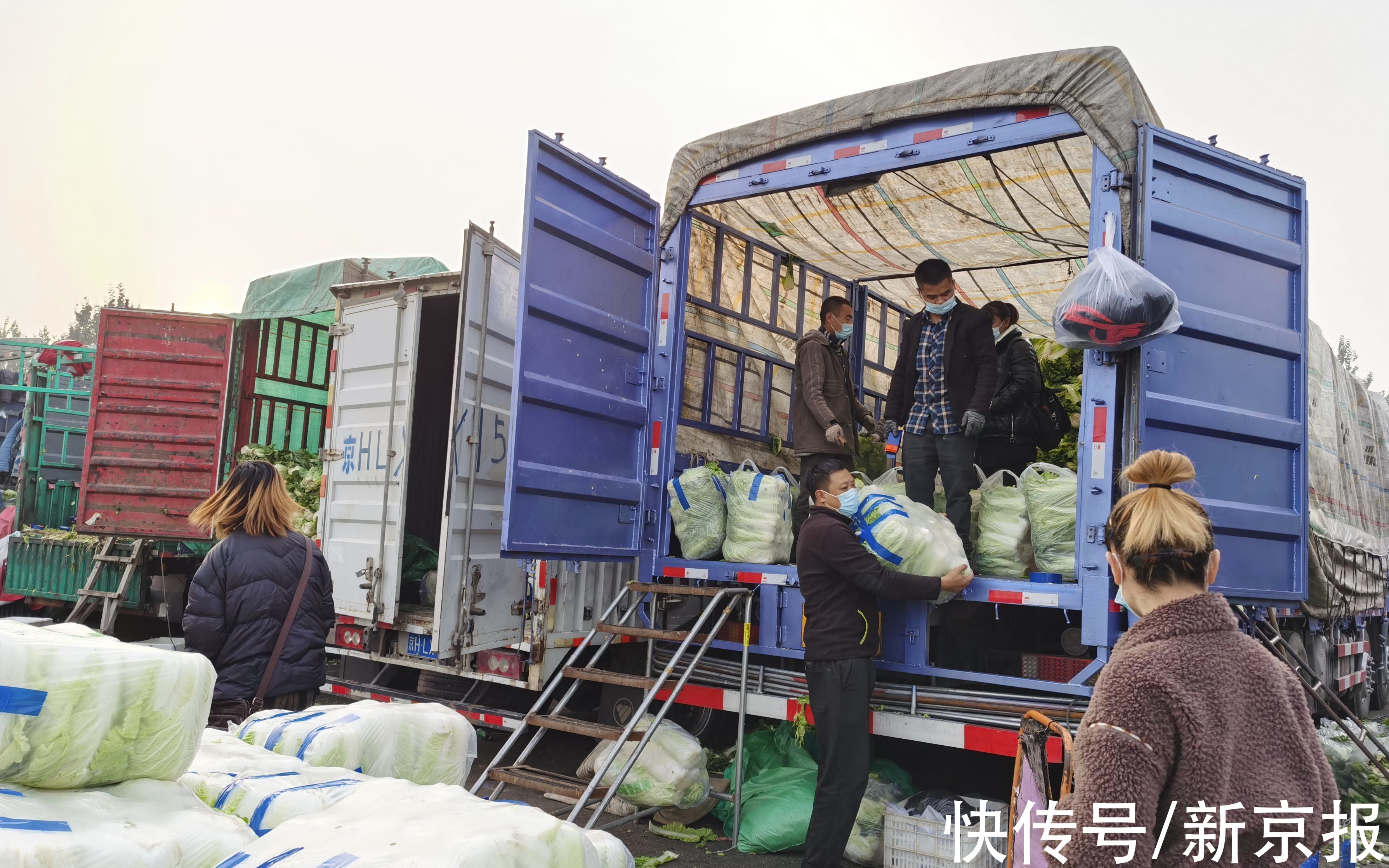 核酸|新闻8点见丨烟花在夜空清冷绽放 直击上海迪士尼核酸检测现场