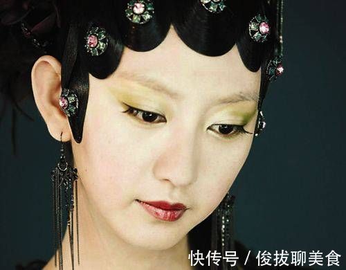 红楼梦@秦可卿为何让宝玉睡在自己的床上,其实这是一种向贾母求助的方式