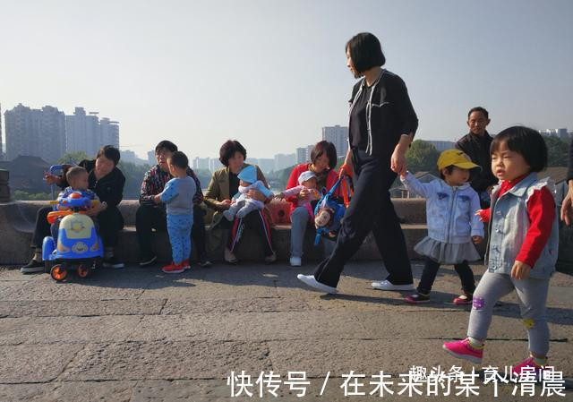 服务员|奶奶和孙子吃自助餐，剩下一大桌就要走人，餐厅做法太解气