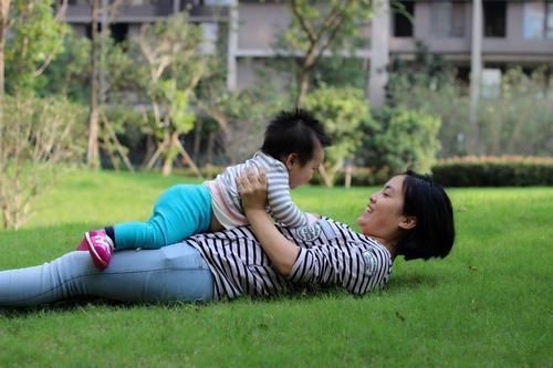 智商|宝宝智商高的5种表现,吃手是其中之一,超过3个宝宝以后不得了!