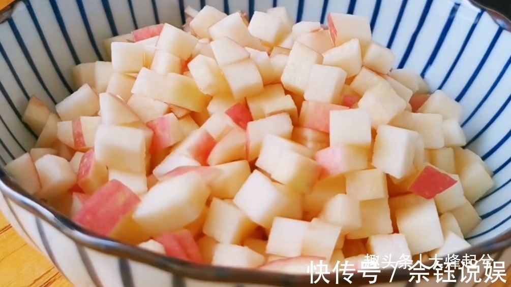 搅拌均匀|苹果加2个鸡蛋做法太香了,不油炸,一次做10个,出锅就光盘