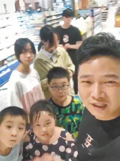 龚玲|8个外甥赶来过暑假“宇宙最强舅舅”火了每天做饭5小时