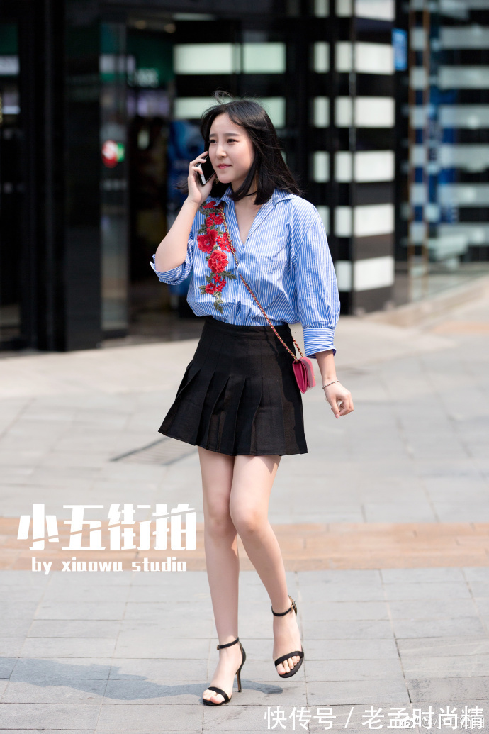 条纹|街拍,条纹衬衫搭配黑色百合裙,清新又时尚