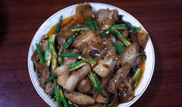 买五花肉,注意区别“上五花”和“下五花”,口感差别大,别买错