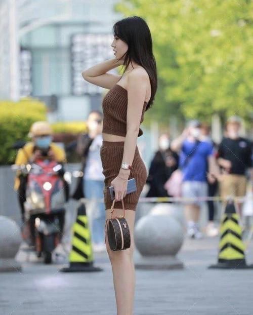 高跟鞋|棕色针织套装搭配白色高跟鞋,玲珑身姿,气质迷人