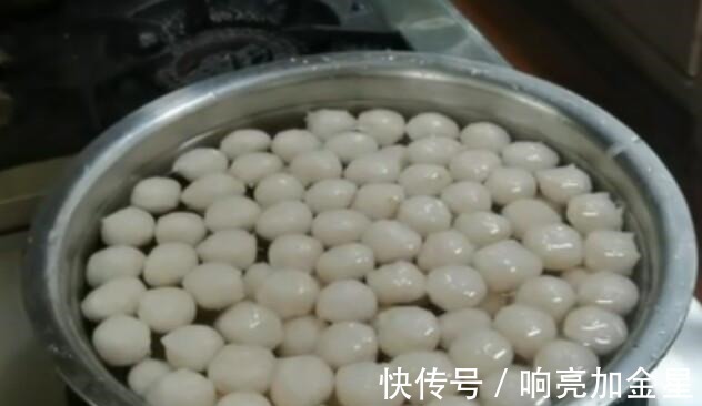 鱼丸|做鱼丸不要纠结凉水能否飘起,鱼肉馅黏稠才是最重要的!