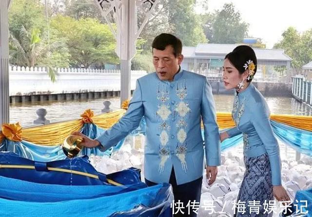 玛哈#同是签文件:苏提达跪地签,诗妮娜躲角落签,泰王却为西拉米铺纸