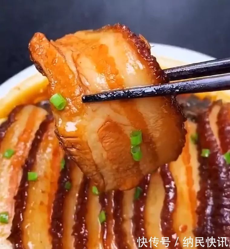 做扣肉时,猪肉焯水后别直接下锅炸!大厨教你正确方法,软糯鲜香