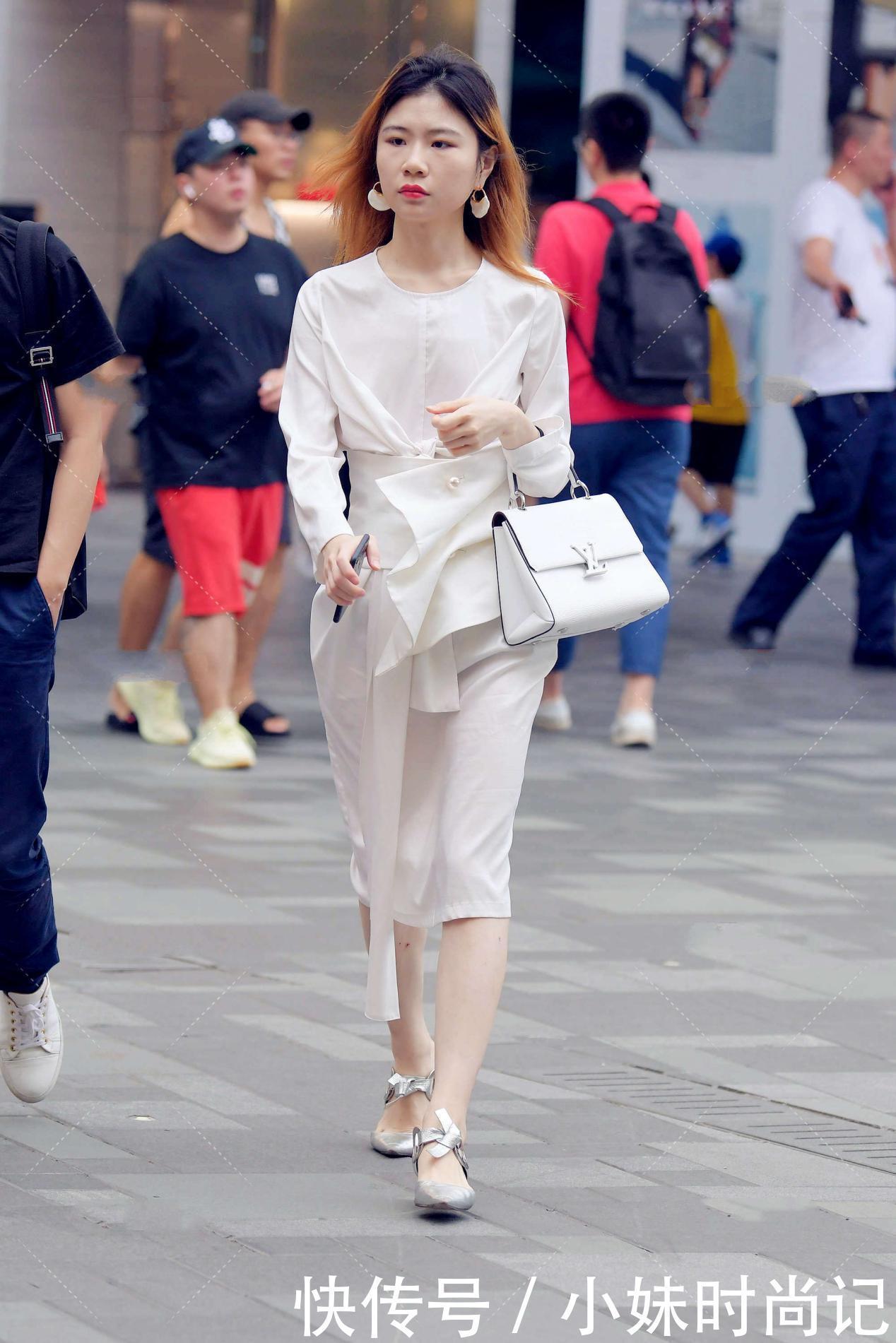 街拍:白色收腰连衣裙, 显优美线条的同时, 更显独特气质