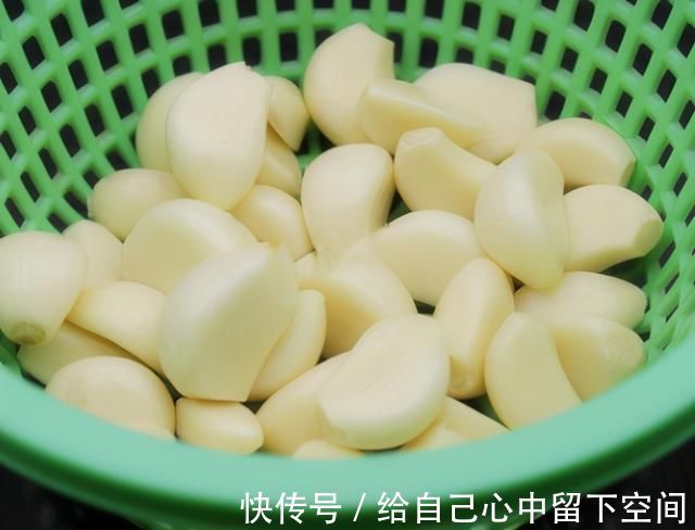 保鲜膜|腌腊八蒜，别只会放醋，多加1个技巧，2天就变绿，香又脆还解腻